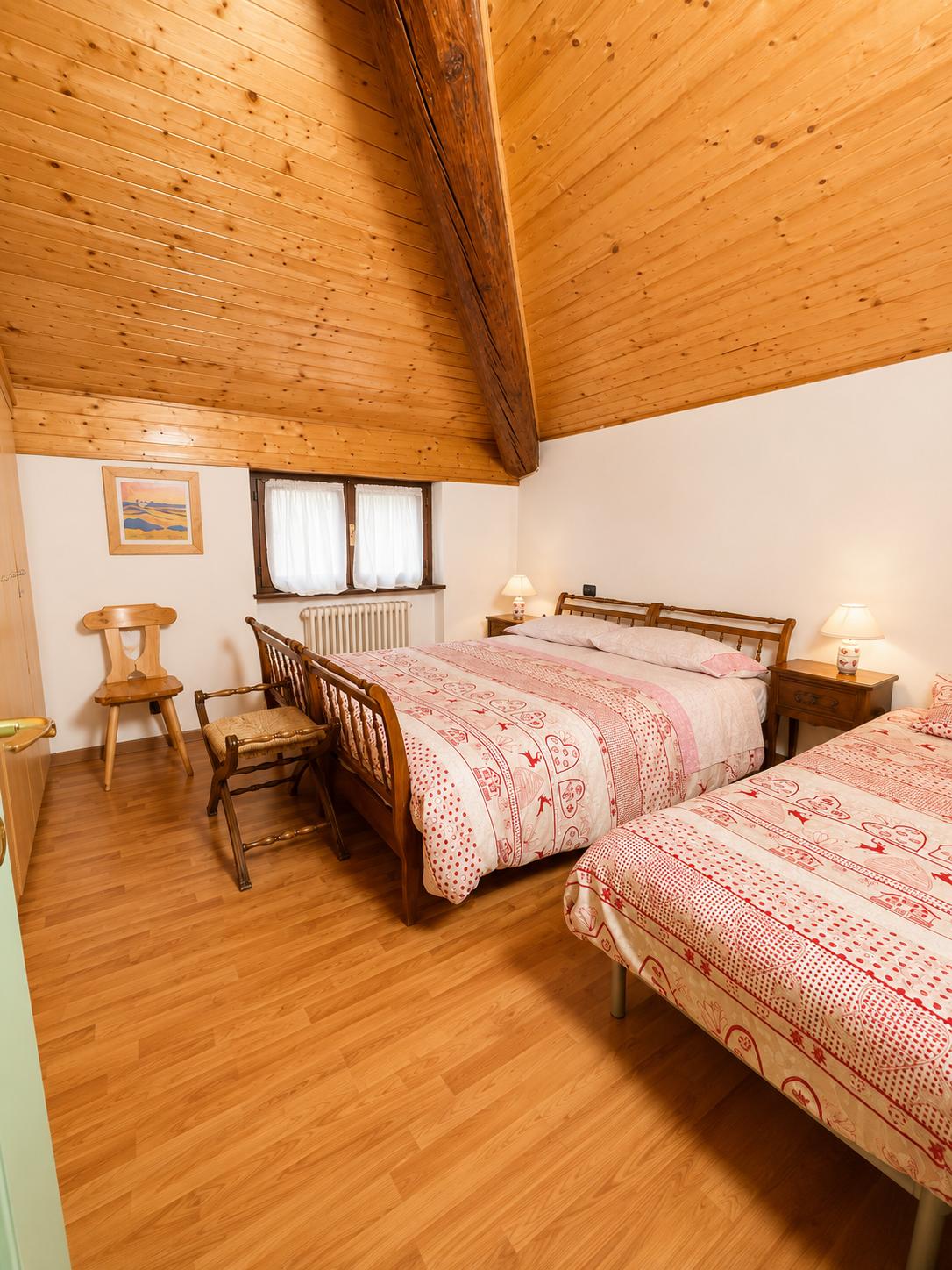 Camera con letto matrimoniale e letto singolo