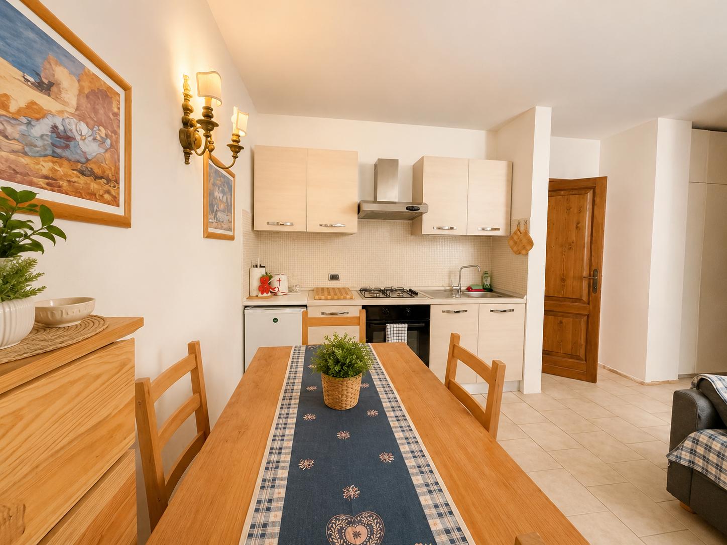 La cucina privata con tavolo da pranzo