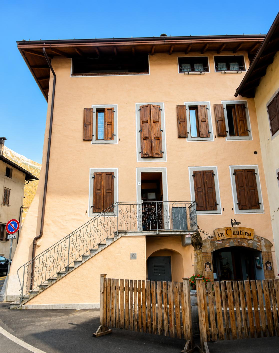 L'edificio nel centro di Pinzolo in cui si trova Dolomiti House, con la scala esterna