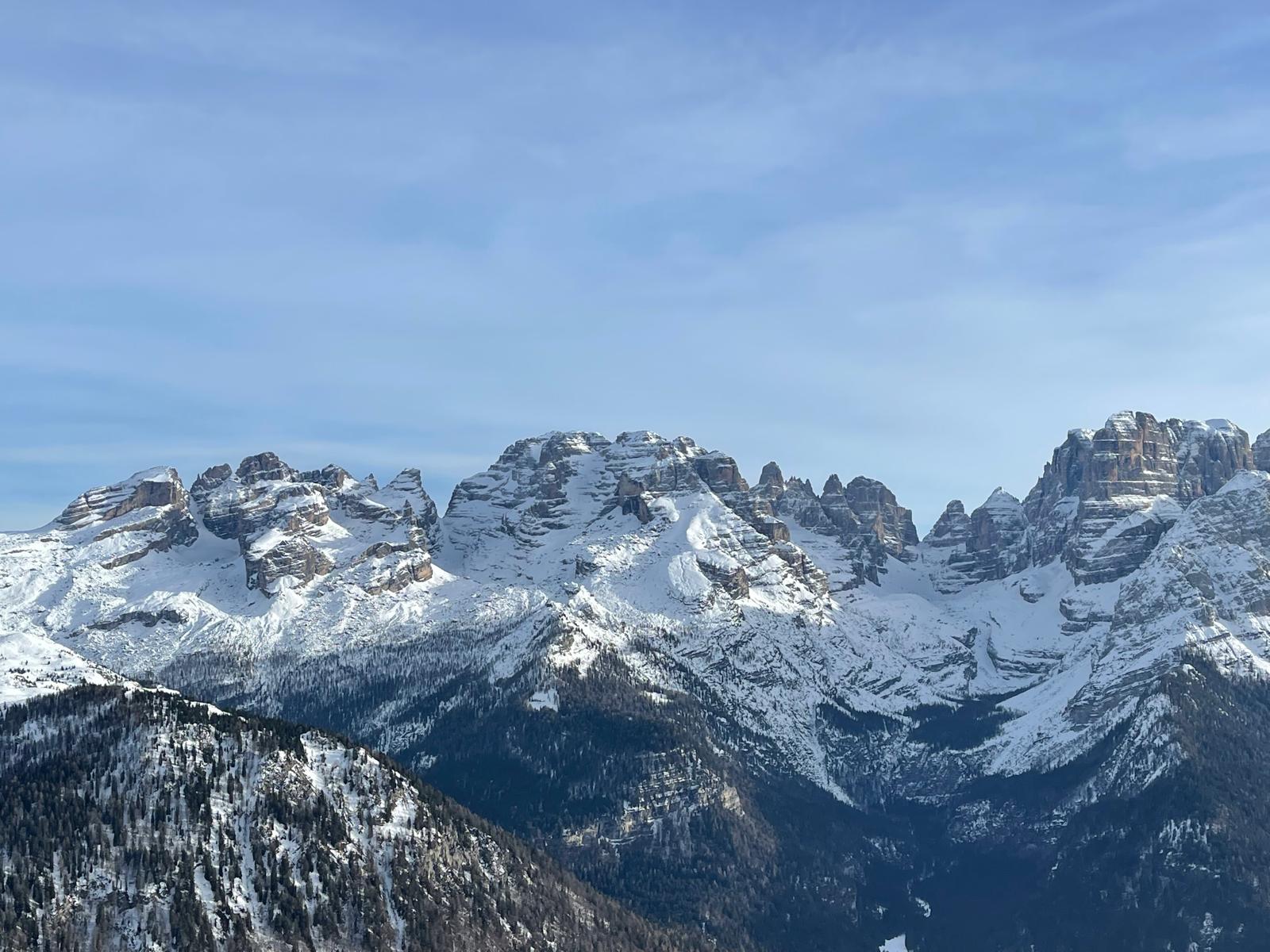 Le cime innevate delle Dolomiti di Brenta sopra Pinzolo in inverno