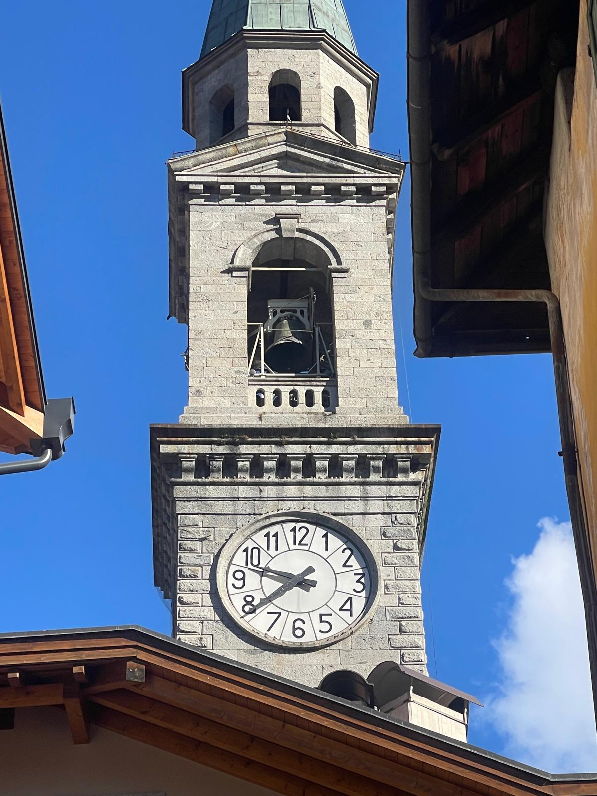 L'antico campanile in pietra nel centro di Pinzolo