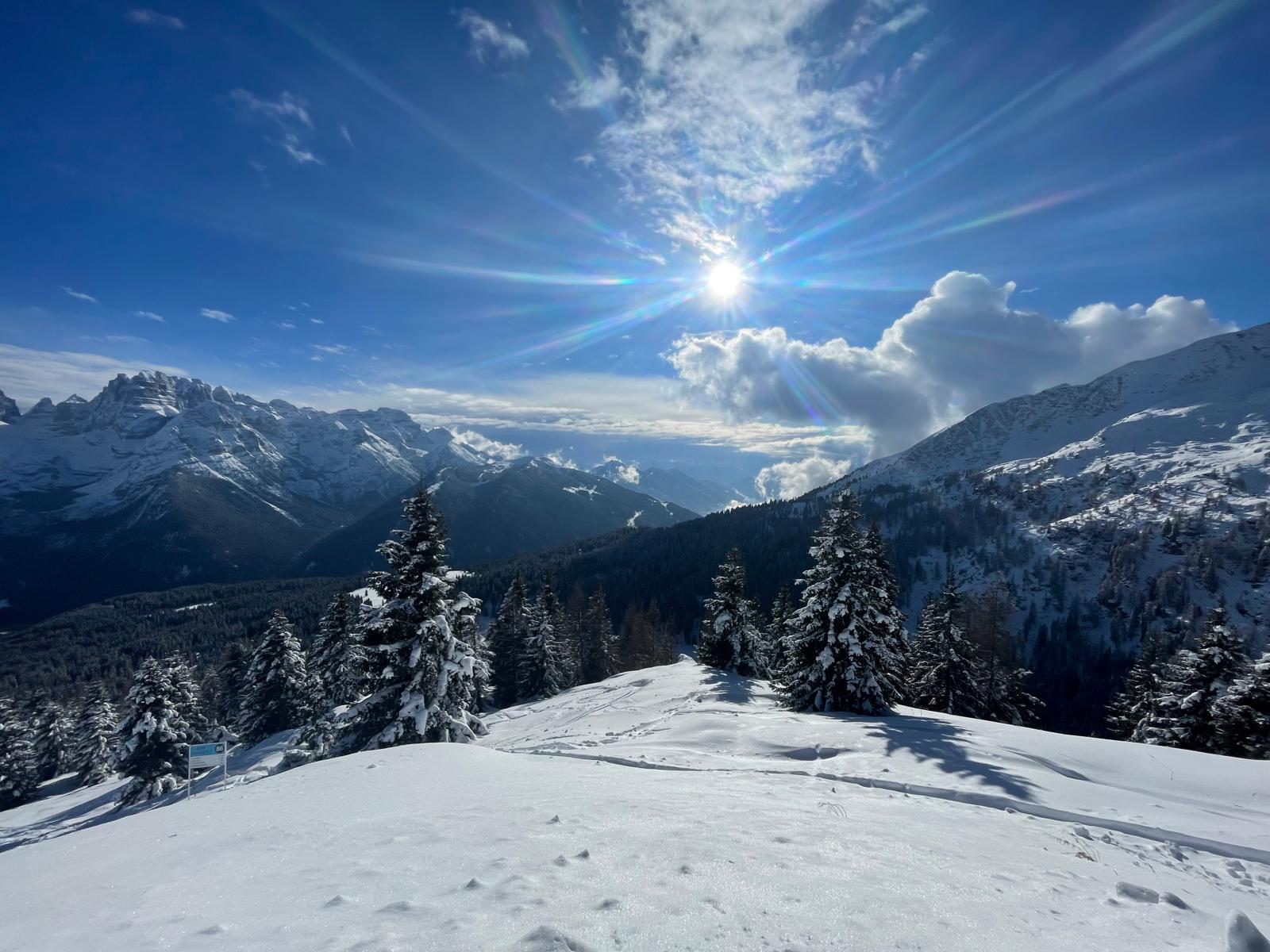 Piste da sci e cime innevate sopra Pinzolo in inverno